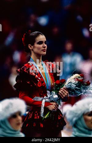 Katarina Witt (DDR) Goldmedaillengewinnerin und Olympiasiegerin im Damen-Eiskunstlauf bei den Olympischen Winterspielen 1988. Stockfoto