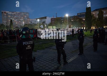 Berlin, Deutschland. 29. September 2022. Demonstranten versammelten sich, um gegen einen Auftritt des kanadischen klinischen Psychologen Jordan Peterson zu protestieren, der am 29. September 2022 im Tempodrom in Berlin auftrat. Die Demonstranten beschuldigten Peterson, seine Reden dazu benutzt zu haben, Misogynie, Antisemitismus, Rassismus und Transphobie herunterzuspielen. Die Veranstaltung im Tempodrom war ausverkauft. Auf seiner Tour plante Peterson auch, andere europäische Städte zu besuchen. Die Polizei sperrte das Gebiet um den Tempodron für die Demonstranten ab. Es gab mehrere hundert Demonstranten bei dem Protest. (Bild: © Michael Kuenne/PRESSCOV via ZUMA Pre Stockfoto