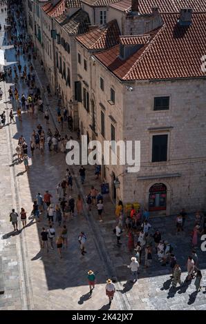 Luftaufnahme des Touristen in der Hauptstraße Stradun in der Altstadt von Dubrovnik von der Stadtmauer Stockfoto