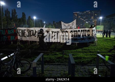 Berlin, Deutschland. 29. September 2022. Demonstranten versammelten sich, um gegen einen Auftritt des kanadischen klinischen Psychologen Jordan Peterson zu protestieren, der am 29. September 2022 im Tempodrom in Berlin auftrat. Die Demonstranten beschuldigten Peterson, seine Reden dazu benutzt zu haben, Misogynie, Antisemitismus, Rassismus und Transphobie herunterzuspielen. Die Veranstaltung im Tempodrom war ausverkauft. Auf seiner Tour plante Peterson auch, andere europäische Städte zu besuchen. Die Polizei sperrte das Gebiet um den Tempodron für die Demonstranten ab. Es gab mehrere hundert Demonstranten bei dem Protest. (Bild: © Michael Kuenne/PRESSCOV via ZUMA Pre Stockfoto