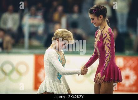 L-R Rosalynn Sumners (USA) Silber mit Katarina Witt (DDR), Gold in der Einzelmedaillengewinnerin der Eiskunstlauf-Damen bei den Olympischen Winterspielen 1984. Stockfoto