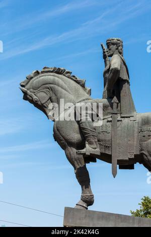 Tiflis, Georgien - 22. August 2022: Statue des Königs Vakhtang Gorgasali in Tiflis Stockfoto