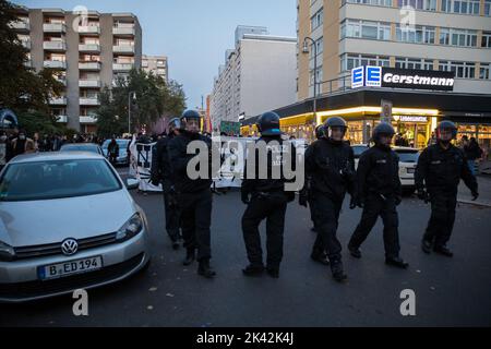 Berlin, Deutschland. 29. September 2022. Demonstranten versammelten sich, um gegen einen Auftritt des kanadischen klinischen Psychologen Jordan Peterson zu protestieren, der am 29. September 2022 im Tempodrom in Berlin auftrat. Die Demonstranten beschuldigten Peterson, seine Reden dazu benutzt zu haben, Misogynie, Antisemitismus, Rassismus und Transphobie herunterzuspielen. Die Veranstaltung im Tempodrom war ausverkauft. Auf seiner Tour plante Peterson auch, andere europäische Städte zu besuchen. Die Polizei sperrte das Gebiet um den Tempodron für die Demonstranten ab. Es gab mehrere hundert Demonstranten bei dem Protest. (Bild: © Michael Kuenne/PRESSCOV via ZUMA Pre Stockfoto