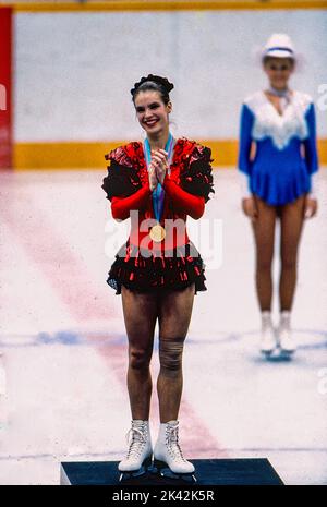 Katarina Witt (DDR) Goldmedaillengewinnerin und Olympiasiegerin im Damen-Eiskunstlauf bei den Olympischen Winterspielen 1988. Stockfoto