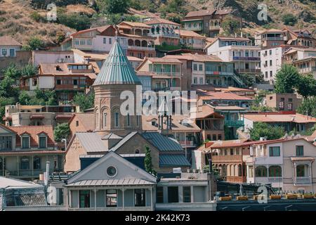 Tiflis, Georgien - 22. August 2022: Alte historische Häuser in Tiflis. Abanotubani Stockfoto