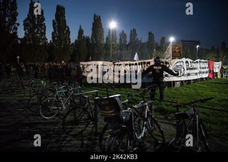 Berlin, Deutschland. 29. September 2022. Demonstranten versammelten sich, um gegen einen Auftritt des kanadischen klinischen Psychologen Jordan Peterson zu protestieren, der am 29. September 2022 im Tempodrom in Berlin auftrat. Die Demonstranten beschuldigten Peterson, seine Reden dazu benutzt zu haben, Misogynie, Antisemitismus, Rassismus und Transphobie herunterzuspielen. Die Veranstaltung im Tempodrom war ausverkauft. Auf seiner Tour plante Peterson auch, andere europäische Städte zu besuchen. Die Polizei sperrte das Gebiet um den Tempodron für die Demonstranten ab. Es gab mehrere hundert Demonstranten bei dem Protest. (Bild: © Michael Kuenne/PRESSCOV via ZUMA Pre Stockfoto