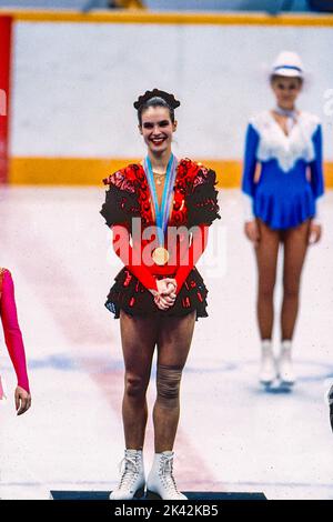 Katarina Witt (DDR) Goldmedaillengewinnerin und Olympiasiegerin im Damen-Eiskunstlauf bei den Olympischen Winterspielen 1988. Stockfoto