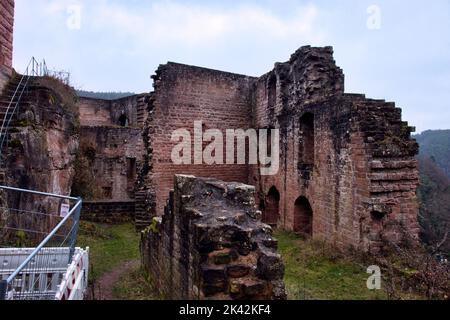 Frankenstein, Deutschland - 26. Dezember 2020: Bröckelnde Mauern in den Ruinen der Burg Frankenstein an einem bewölkten Wintertag in Deutschland. Stockfoto