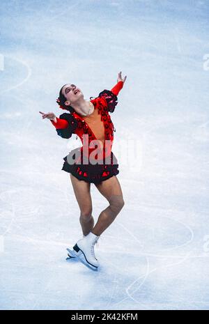 Katarina Witt (DDR) Goldmedaillengewinnerin und Olympiasiegerin im Freilauf der Damen im Eiskunstlauf bei den Olympischen Winterspielen 1988. Stockfoto