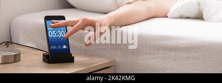 Ruhealarm Am Tag. Mobiltelefon, Das Schlummend Aufwacht Stockfoto
