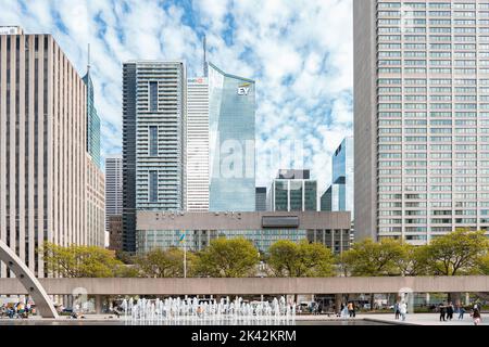 Toronto, Kanada - 28 2022. Mai: Toronto Nathan Phillips Square an einem bewölkten Tag mit Geschäfts- und Finanzgebäuden im Hintergrund Stockfoto
