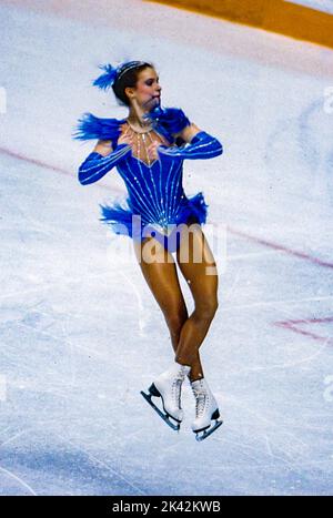 Katarina Witt (DDR) Goldmedaillengewinnerin und Olympiasiegerin im Kurzprogramm des Damen-Eiskunstlauf bei den Olympischen Winterspielen 1988. Stockfoto