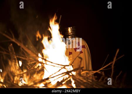 Tempelritter durch Feuer, brennen vielleicht von gefallenen Brüdern in Waffen. Stockfoto