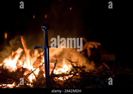 Nahaufnahme des Tempelschwertes, das durch Feuer auf dem Boden liegt Stockfoto