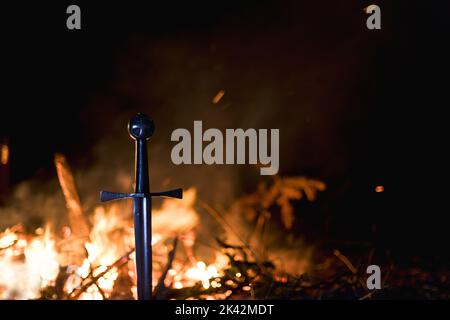 Nahaufnahme des Tempelschwertes, das durch Feuer auf dem Boden liegt Stockfoto