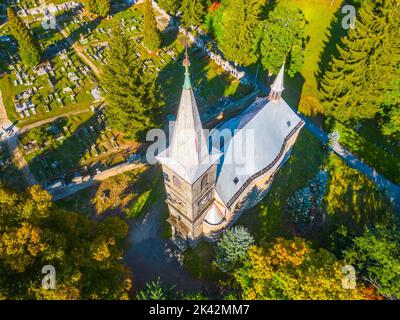 Ländliche katholische Kirche von oben Stockfoto