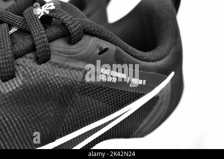 Neu Delhi, Indien - 29. September 2022 : Nike Running Logo auf Schuh Stockfoto