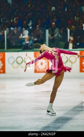 Katarina Witt (DDR) Goldmedaillengewinnerin und Olympiasiegerin im Freilauf der Damen im Eiskunstlauf bei den Olympischen Winterspielen 1984. Stockfoto