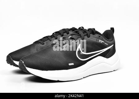 Neu Delhi, Indien - 29. September 2022 : Paar Nike Laufschuhe auf weißem Hintergrund Stockfoto