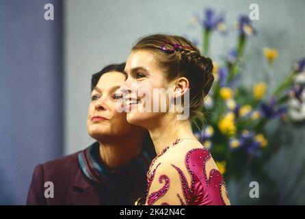 Katarina Witt (DDR) mit ihrer Trainerin Jutta Muller, Goldmedaillengewinnerin in der Eiskunstlauf-Dameneinzel bei den Olympischen Winterspielen 1984. Stockfoto