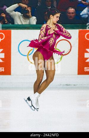 Katarina Witt (DDR) Goldmedaillengewinnerin und Olympiasiegerin im Freilauf der Damen im Eiskunstlauf bei den Olympischen Winterspielen 1984. Stockfoto