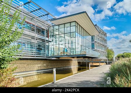 Hauser Forum (mit Entrepeneurship Center und Broers Building), am Coton Stream, Universität Cambridge, England, West Cambridge. Stockfoto