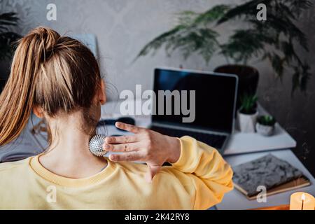 Kopf- und Nackenmassage Akupunktur Su Jok Ball gegen Osteochondrose. Sujok, su jok, su-jok traditionelle chinesische Medizin Therapie massieren Kugeln in Stockfoto