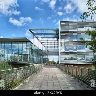 Hauser Forum (mit Entrepeneurship Center und Broers Building), am Coton Stream, Universität Cambridge, England, West Cambridge. Stockfoto