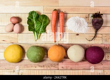 Zutaten auf dem Tisch für die Teigherstellung Stockfoto