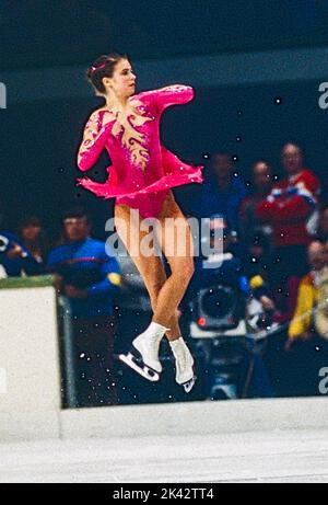 Katarina Witt (DDR) Goldmedaillengewinnerin und Olympiasiegerin im Freilauf der Damen im Eiskunstlauf bei den Olympischen Winterspielen 1984. Stockfoto