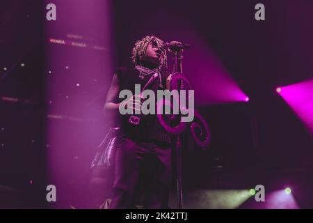 Der amerikanische Rapper und Sänger Iann Dior tritt als Eröffnungsakt für Machine Gun Kelly beim Mediolanum Forum in Mailand auf. Credits: Maria Laura Arturi Stockfoto