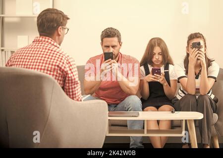 Vater Mutter und Kind bei Psychologe Sitzung. Familientherapie. Eltern mit Kind Stockfoto