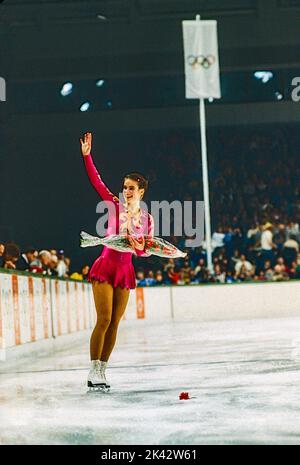 Katarina Witt (DDR) Goldmedaillengewinnerin und Olympiasiegerin im Freilauf der Damen im Eiskunstlauf bei den Olympischen Winterspielen 1984. Stockfoto
