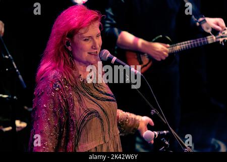 Eddi Reader bei Sage Gateshead. Jubiläumstour 40.. Sadenia 'Eddi' Reader MBE ist eine schottische Singer-Songwriterin, die für ihre Arbeit als Frontfrau von Fairground Attraction und für eine dauerhafte Solo-Karriere bekannt ist. Sie wurde mit drei Brit Awards ausgezeichnet. 2003 stellte sie die Werke des schottischen Nationaldichters Robert Burns vor. Vereinigtes Königreich. Stockfoto