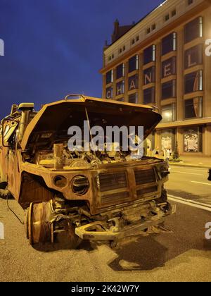 Ausstellung zerstörter russischer Militärausrüstung auf dem Unabhängigkeitsplatz Stockfoto