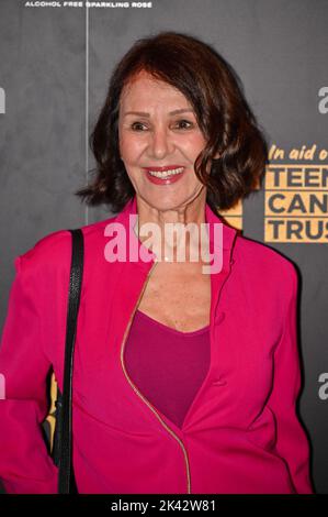 London, Großbritannien, 29/09/2022, Arlene Phillips Arriver im Moulin Rouge! Die musikalische Gala zugunsten des Teenage Cancer Trust im Piccadilly Theatre, London, Großbritannien. - Donnerstag, 29. September Stockfoto