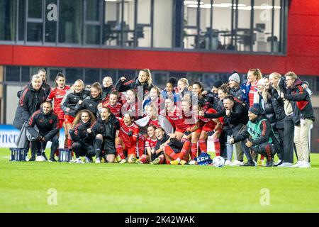 München, Deutschland. 29. September 2022. Fußball, Damen: Champions League, FC Bayern München - Real Sociedad San Sebastian, Mittelrunde, 2.. Runde, Rückrunde, FC Bayern Campus. Münchens Spieler feiern den Sieg. Quelle: Ulrich Gamel/Kolbert-Press/dpa/Alamy Live News Stockfoto