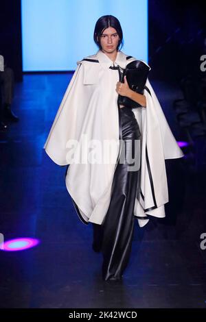 Paris, Frankreich. 29. September 2022. Ein Modell präsentiert eine Kreation aus der Frühjahr/Sommer 2023 Ready-to-Wear-Kollektion von Chloe während der Paris Fashion Week in Paris, Frankreich, am 29. September 2022. Quelle: Piero Biasion/Xinhua/Alamy Live News Stockfoto