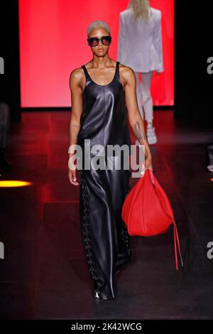 Paris, Frankreich. 29. September 2022. Ein Modell präsentiert eine Kreation aus der Frühjahr/Sommer 2023 Ready-to-Wear-Kollektion von Chloe während der Paris Fashion Week in Paris, Frankreich, am 29. September 2022. Quelle: Piero Biasion/Xinhua/Alamy Live News Stockfoto