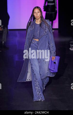 Paris, Frankreich. 29. September 2022. Ein Modell präsentiert eine Kreation aus der Frühjahr/Sommer 2023 Ready-to-Wear-Kollektion von Chloe während der Paris Fashion Week in Paris, Frankreich, am 29. September 2022. Quelle: Piero Biasion/Xinhua/Alamy Live News Stockfoto