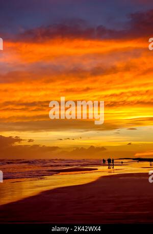 Touristen versammeln sich im Park West am Pensacola Beach, während die Wellen des Turks Michael den Golf am 9. Oktober 2018 in Pensacola, Florida, aufwühlen. Stockfoto