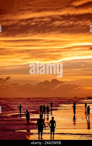 Touristen versammeln sich im Park West am Pensacola Beach, während die Wellen des Turks Michael den Golf am 9. Oktober 2018 in Pensacola, Florida, aufwühlen. Stockfoto