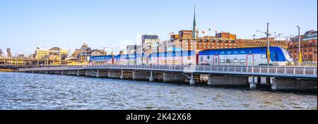 Doppelstockzug auf der Brücke in Stockholm Stockfoto