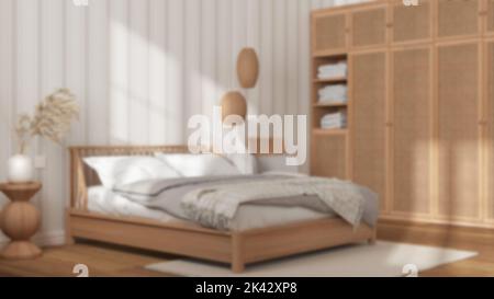 Verschwommener Hintergrund, schlafzimmer aus skandinavischem Holz, Doppelbett mit Kissen, Federbett und Decke, gestreifte Tapete, Rattanschrank, Lampen und Parkett. Mo Stockfoto