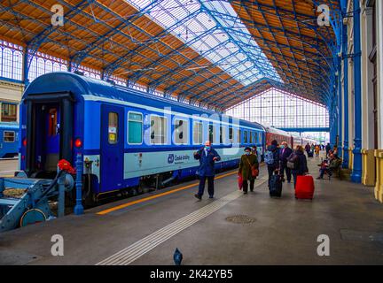 BUDAPEST, UNGARN - 4. MÄRZ 2022: Passagiere auf dem Bahnsteig im Bahnhof Nyugati, am 4. März in Budapest, Ungarn Stockfoto