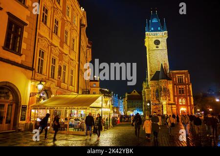 PRAG, TSCHECHISCHE REPUBLIK - 04. MÄRZ 2022: Das Nachtleben auf dem Altstädter Ring mit Menschenmassen, Spaziergängen und einer herrlichen Zeit, am 04. März in Prag, Stockfoto
