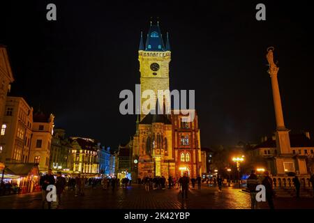PRAG, TSCHECHISCHE REPUBLIK - 04. MÄRZ 2022: Der Rathausturm mit seiner astronomischen Uhr ist das Symbol von Prag und das bedeutendste Wahrzeichen von Prag Stockfoto