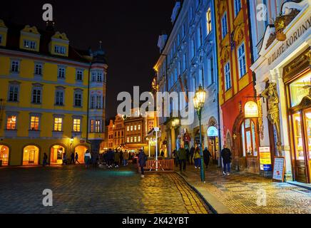 PRAG, TSCHECHISCHE REPUBLIK - 04. MÄRZ 2022: Männlicher Namesti (kleiner Platz) mit großartiger Nachtbeleuchtung der umliegenden Villen, am 04. März in Prag, CZ Stockfoto