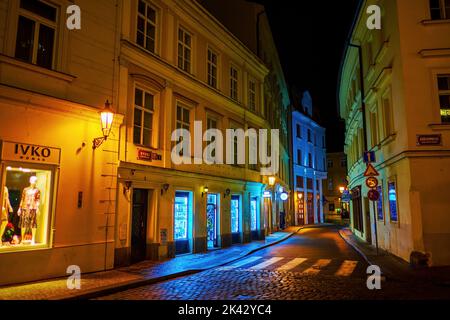 PRAG, TSCHECHISCHE REPUBLIK - 04. MÄRZ 2022: Leere Rybna-Straße im Stadtteil Stare Mesto in der Nacht, am 04. März in Prag, Tschechische Republik Stockfoto