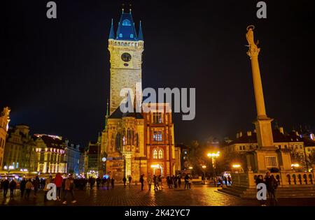 PRAG, TSCHECHISCHE REPUBLIK - 04. MÄRZ 2022: Großartiger Nachtspaziergang im Zentrum von Prag auf dem Staromestske namesti (Altstädter Ring), am 04. März in Prag, Tschechische Republik Stockfoto